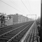 169141 Gezicht op de op een viaduct gelegen spoorlijn tussen Rotterdam Bergweg en Rotterdam Hofplein.